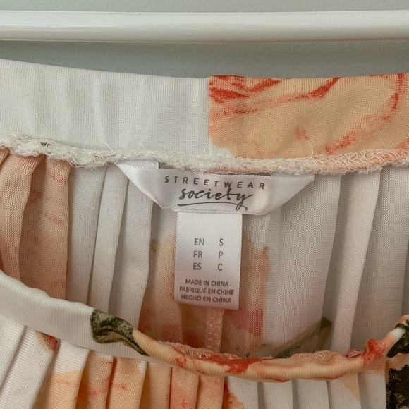 🌻2/$20🌻 Floral pleated midi skirt - Picture 3 of 4